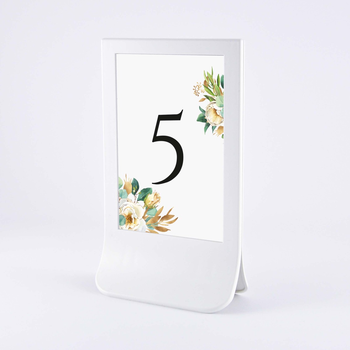 Numery stołów weselnych z bukietem białych kwiatów
